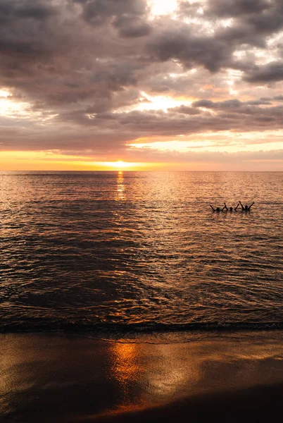 Drei Menschen Schwimmen Bei Sonnenuntergang Meer Costa Rica — Stockfoto