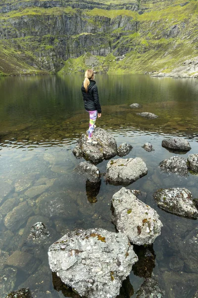 Женщина Альпинистка Любующаяся Озером Кумшингаун — стоковое фото