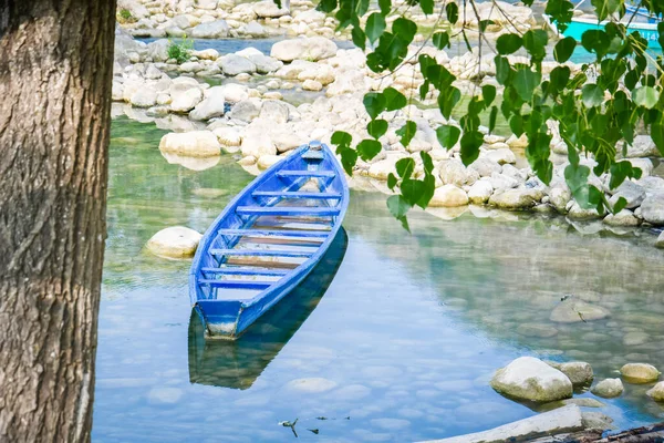华斯特卡波托西纳塔木尔河上的多彩的独木舟 — 图库照片