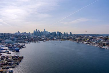 Mart ayında Seattle silueti ve Lake Union