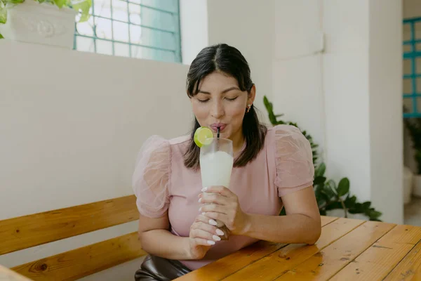 Latino Vrouw Limonade Drinken Glimlachen — Stockfoto