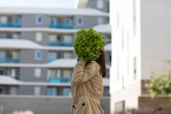 Salatanın Dışındaki Genç Kadın — Stok fotoğraf