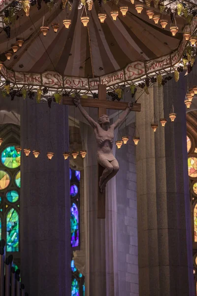 在巴塞罗那Sagrada Familia内被钉十字架的耶稣基督塑像 — 图库照片