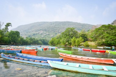 Huasteca Potosina 'daki Tamul Nehri' nde renkli kanolar..