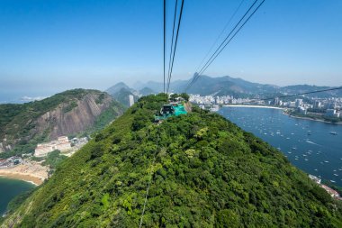 Sugar Loaf teleferiğinden yeşil dağlara ve şehir binalarına, Rio de Janeiro, Brezilya