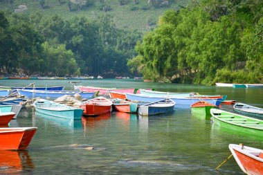 Huasteca Potosina 'daki Tamul Nehri' nde renkli kanolar..