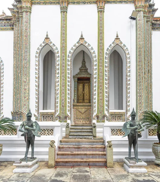 Phra Wiharn kapısındaki muhafız savaşçılarının heykelleri.