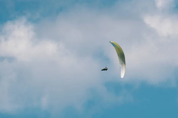 Paraglidisté Vznášejí Vysoko Obloze Slunečného Dne Pobřežních Horách — Stock fotografie