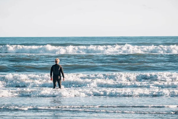 Між Хлопчиком Гідрокостюмі Стоїть Серфінгу Пляжі — стокове фото