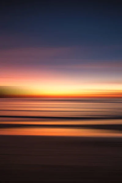 Abstrakte Verschwommene Meereslandschaft Mit Buntem Sonnenuntergang Über Dem Ozean — Stockfoto
