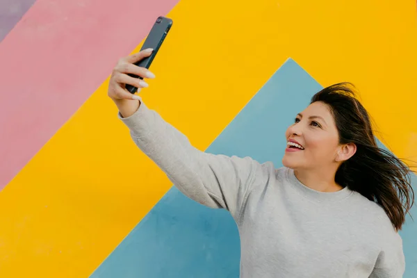 Sød Spansktalende Kvinde Gør Selfie Smilende - Stock-foto