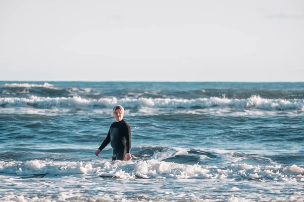 Між Хлопчиком Гідрокостюмі Стоїть Воді Пляжі — стокове фото