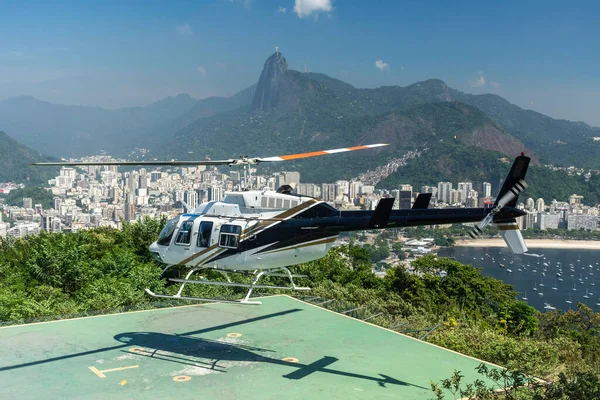 Prachtig Uitzicht Helikopter Opstijgen Van Groene Sugar Loaf Berg — Stockfoto