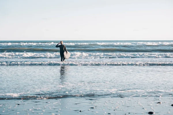 Між Хлопчиком Який Носить Гідрокостюм Тримає Дошку Серфінгу Воді — стокове фото