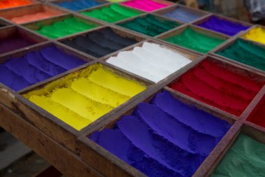 Nepal 'deki bir mağazada Holi Festivali için renkli tozların parlak renkleri