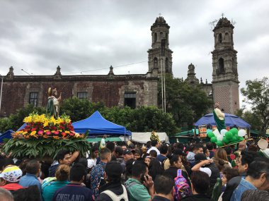 Meksika 'da Aziz San Judas Tadeo' yu taşıyan dindar fanatikler..