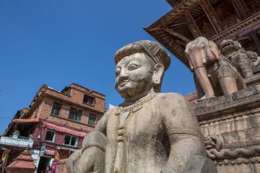 Nepal Katmandu yakınlarındaki Bhaktapur Meydanı 'nda bir tapınağın altındaki heykeller..