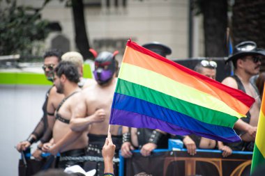 Komik kostümlü eşcinseller dans ediyor ve iyi vakit geçiriyor.