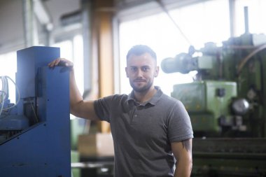 Öğütme atölyesinde çalışan teknisyen