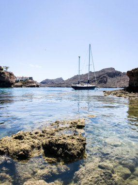 Sonora Mexico 'daki Cortez Denizi' nden bir yelkenli ve kristal berrak su.