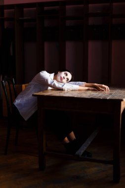 Prova salonunda beyaz makyajlı, kostümlü genç bir aktris.