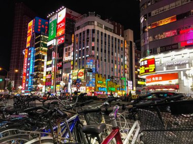 Tokyo 'daki Shinjuku mahallesinin gece manzarası..