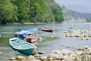 Huasteca Potosina 'daki Tamul Nehri' nde renkli kanolar..