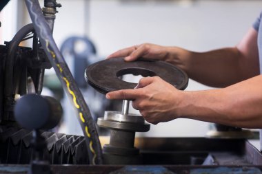 Öğütme atölyesinde çalışan teknisyen