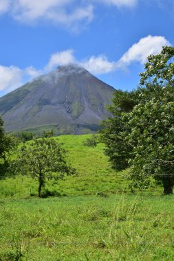 Güneşli bir günde Arenal Volkanı