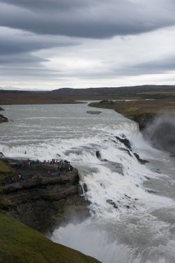 Gullfoss toplam yüksekliği 31 metre ve derinliği 70 metre olan iki şelaleden oluşur..