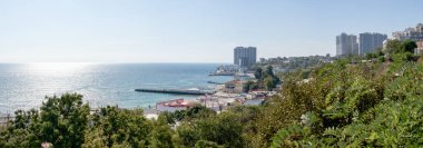 Odessa, Ukrayna - 09.23.2019. Güneşli bir sonbahar gününde Odessa sahilinin panoramik manzarası