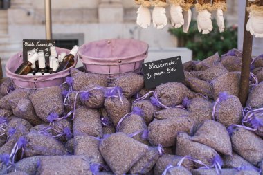 Fransa, Provence 'deki çiftçi pazarında torbalar dolusu lavanta.