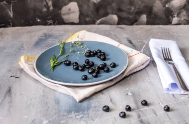 Masanın üzerinde yaban mersini ile plaka 