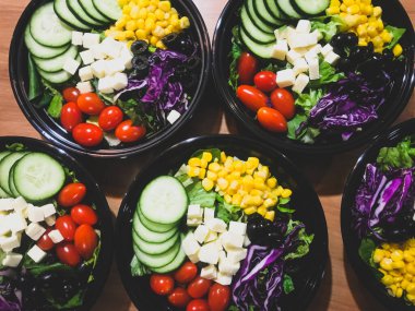 Bento kutularına renkli salatalar koyduk. Öğle yemeği için hazır..