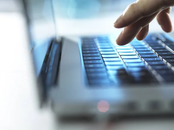 Online Working Mężczyzna Wpisując Laptopie Biurze — Zdjęcie stockowe