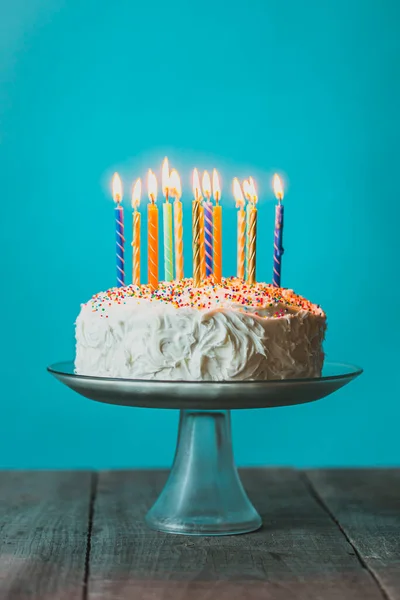 Tarta Cumpleaños Con Glaseado Blanco Velas Sobre Fondo Azul —  Fotos de Stock