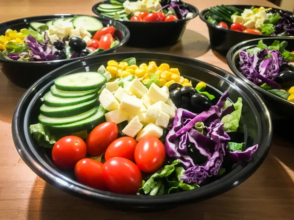 Saladas Coloridas Feitas Nas Caixas Bento Para Realizar Para Almoço — Fotografia de Stock