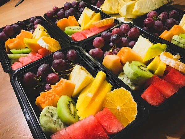 准备好的新鲜水果放入便当盒 准备当周午餐 — 图库照片