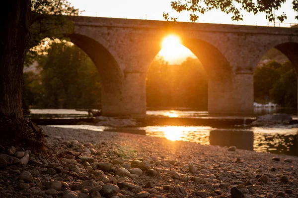 Starý Kamenný Obloukový Most Řece Při Západu Slunce Jižní Francii — Stock fotografie