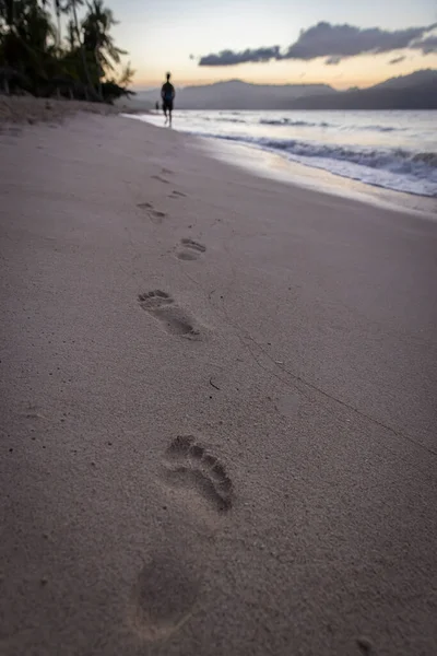 Passos Areia Pôr Sol Com Andador Distância — Fotografia de Stock
