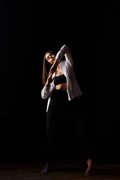 Brunetka Aktorka Tańczy Boso Sali Prób Teatrze — Zdjęcie stockowe