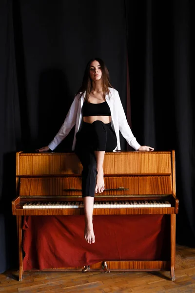 Jonge Actrice Zit Aan Piano Repetitiezaal Van Het Theater — Stockfoto