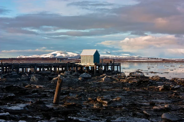 Dock Shack Een Alaska Strand Met Sneeuw Ijs — Stockfoto