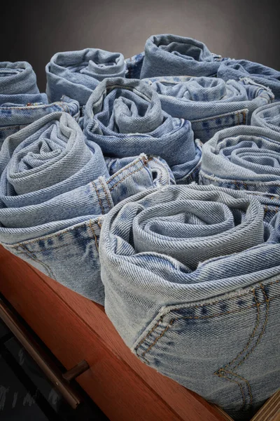 Vervaagde Blauwe Jeans Opgerold Georganiseerd — Stockfoto