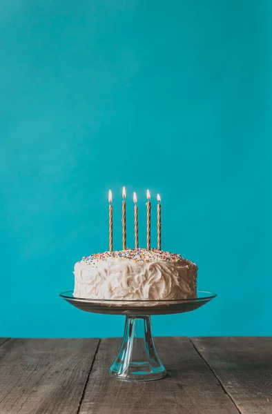 Geburtstagstorte Mit Weißem Zuckerguss Und Kerzen Vor Blauem Hintergrund — Stockfoto