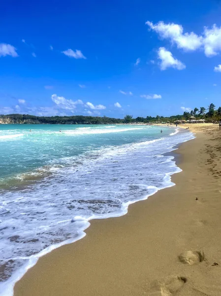 Idylický Karibik Bílá Písečná Pláž Modrou Vodou Bílou Mořskou Pěnou — Stock fotografie