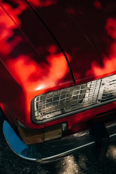 Krásné Tečkované Osvětlení Karmínové Červené Auto Kapotu — Stock fotografie