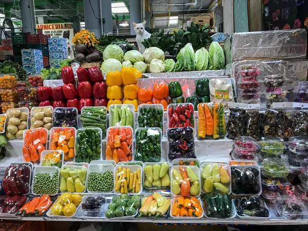 Gatto Bianco Che Vende Frutta Verdura Nel Mercato Agricolo — Foto Stock