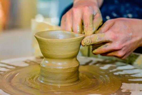ホイアンのタンハ陶器村の陶芸家の手 — ストック写真