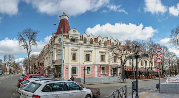 Odessa Ukraina 2023 Zabytkowe Budynki Ulicy Deribasovskaya Odessie Ukraina Słoneczny — Zdjęcie stockowe